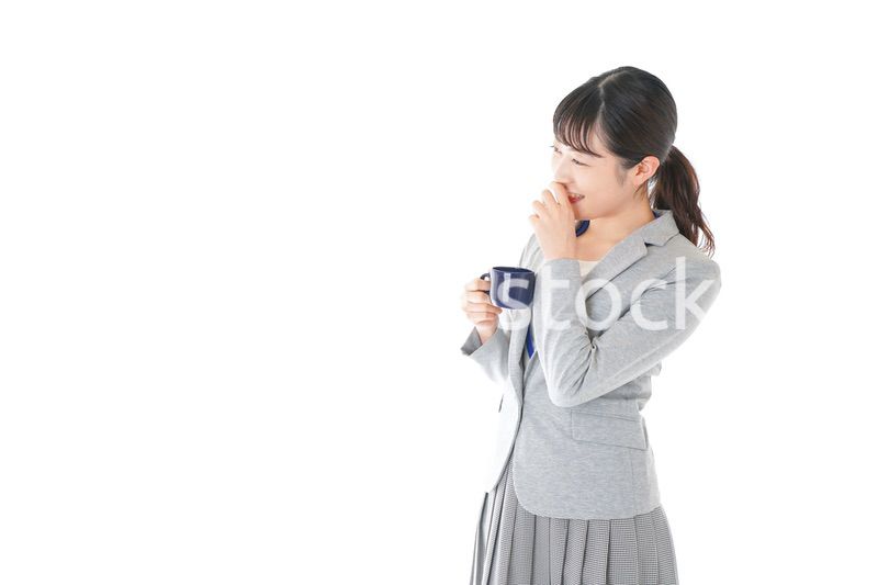 笑顔でコーヒーを飲む若いビジネスウーマン