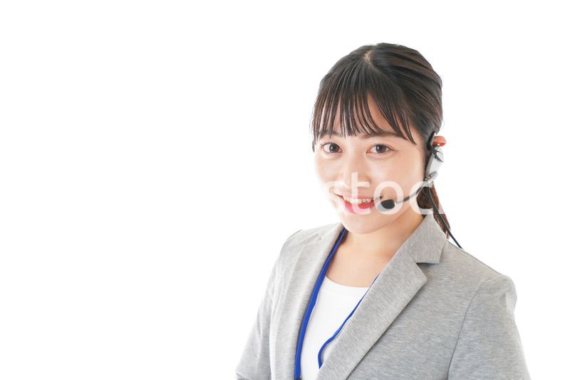 笑顔で対応をするコールセンターの女性