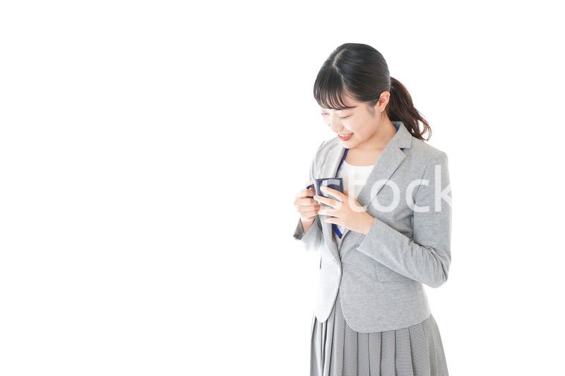 笑顔でコーヒーを飲む若いビジネスウーマン