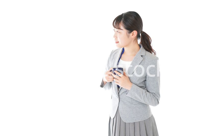 笑顔でコーヒーを飲む若いビジネスウーマン