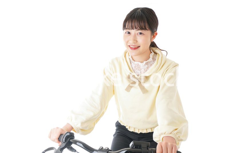 自転車に乗る若い女性