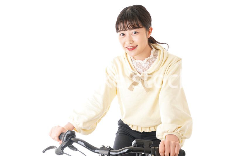 自転車を運転する若い女性