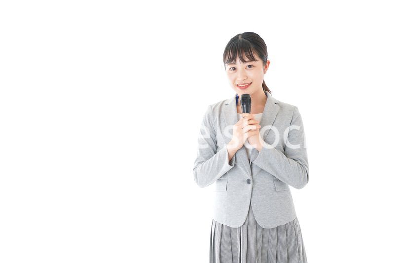 司会をする若いビジネスウーマン
