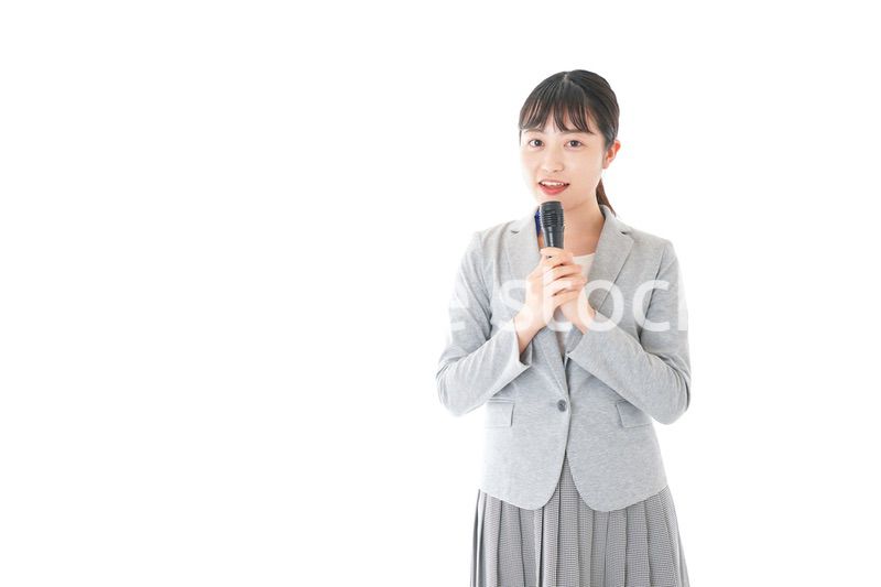 司会をする若いビジネスウーマン