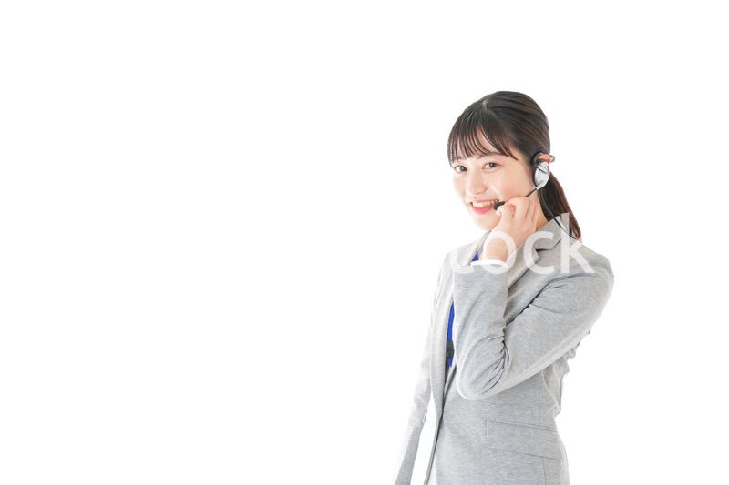 笑顔で対応をするコールセンターの女性