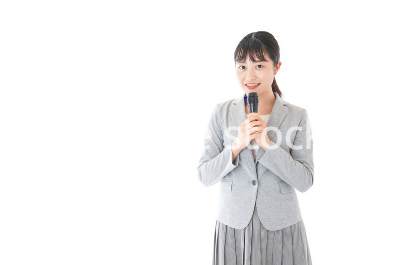 司会をする若いビジネスウーマン