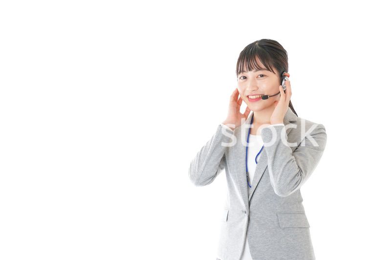 笑顔で対応をするコールセンターの女性