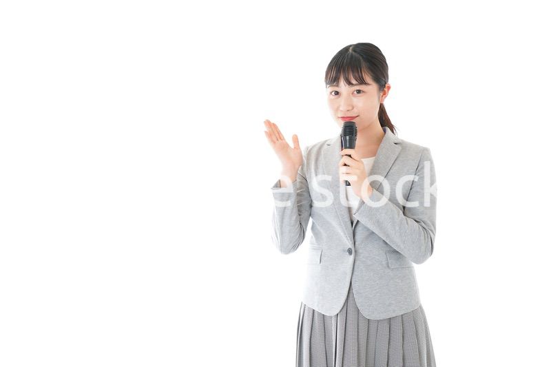 司会をする若いビジネスウーマン
