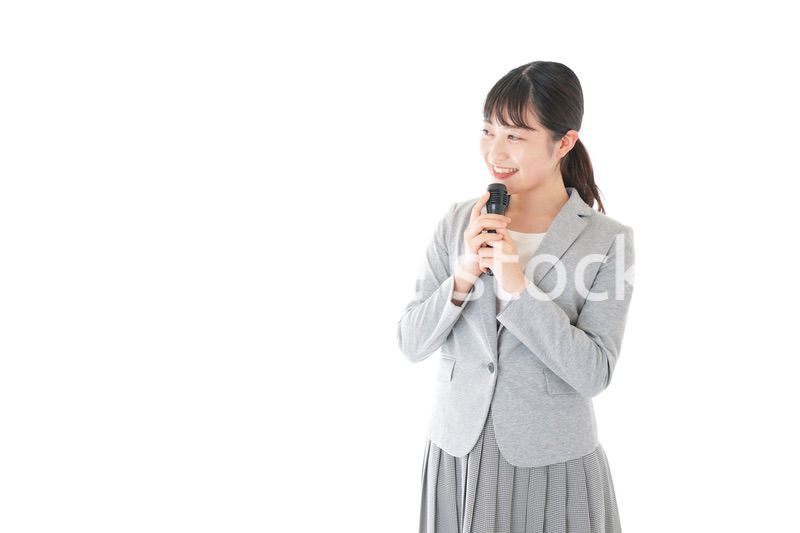 司会をする若いビジネスウーマン