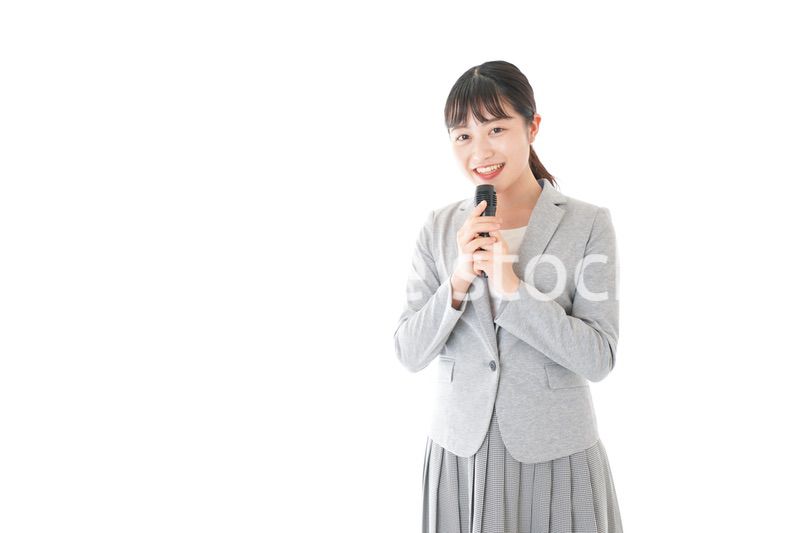 司会をする若いビジネスウーマン