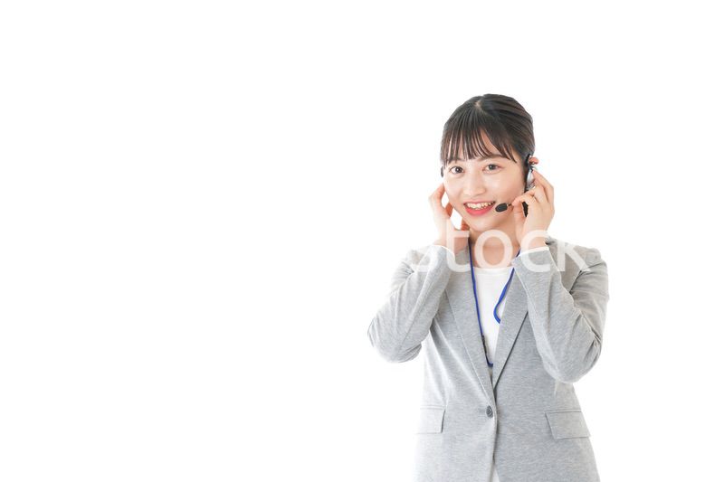 笑顔で対応をするコールセンターの女性