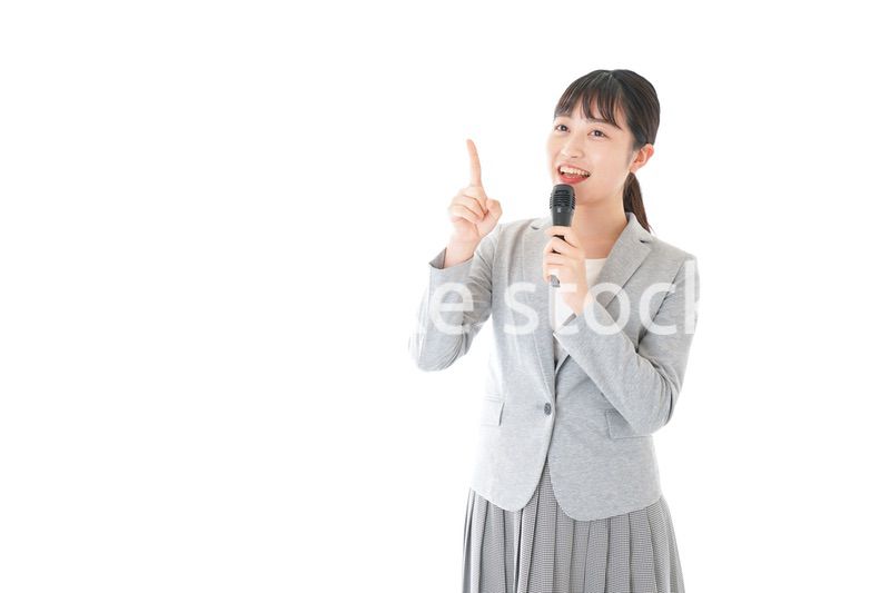 司会をする若いビジネスウーマン