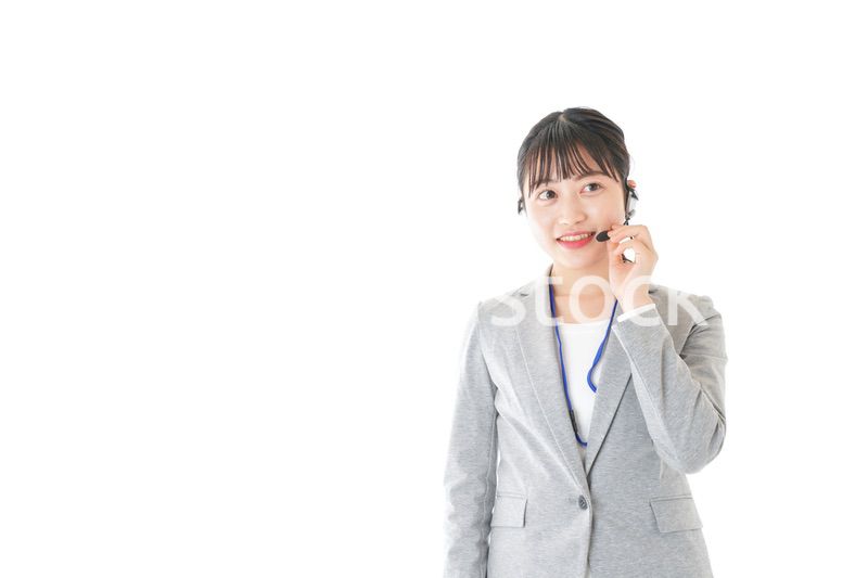 笑顔で対応をするコールセンターの女性