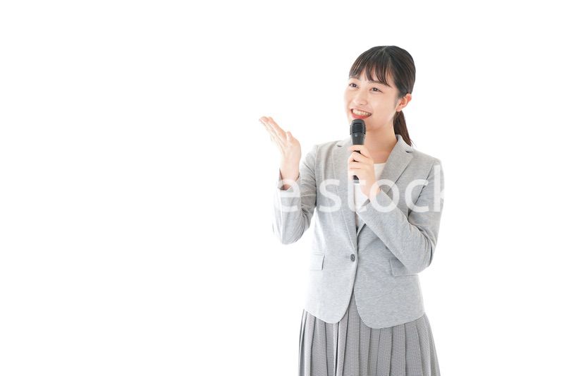 司会をする若いビジネスウーマン