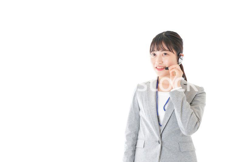 笑顔で対応をするコールセンターの女性