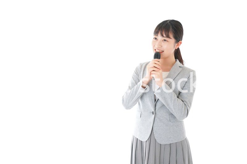 司会をする若いビジネスウーマン