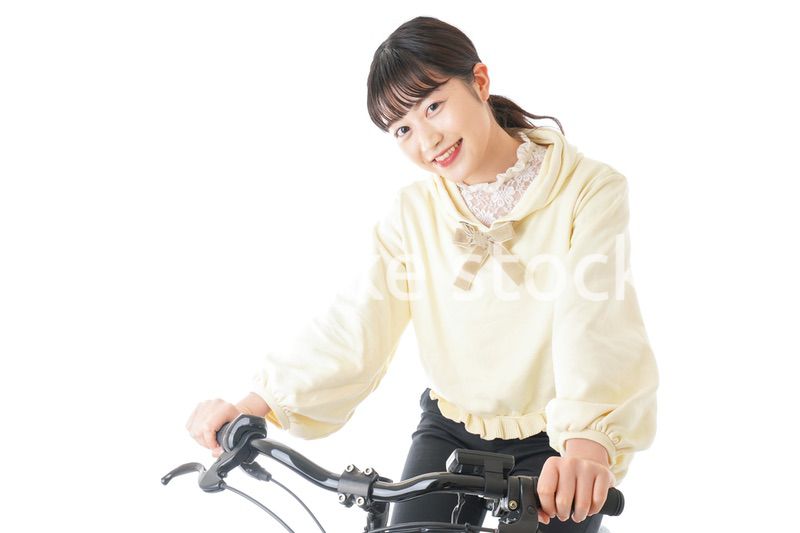 自転車に乗る若い女性