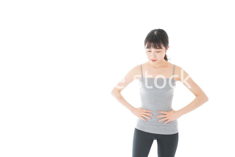 ダイエットをする若い女性