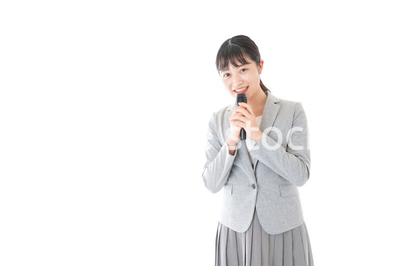 司会をする若いビジネスウーマン