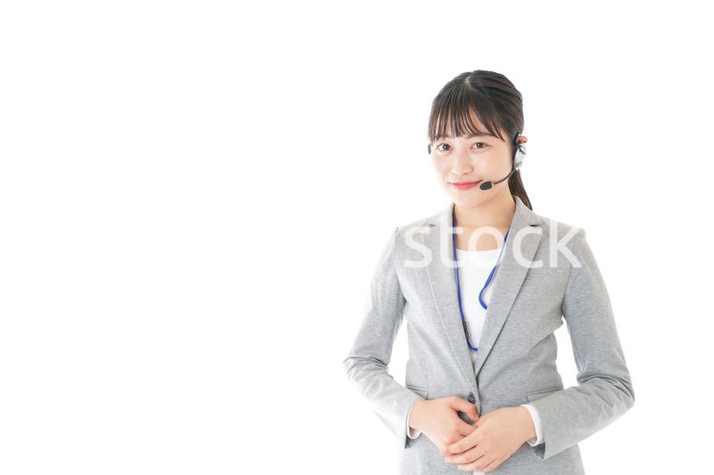 笑顔で対応をするコールセンターの女性
