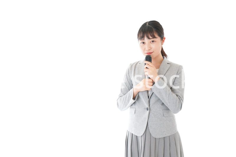 司会をする若いビジネスウーマン