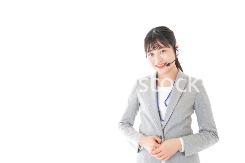 笑顔で対応をするコールセンターの女性