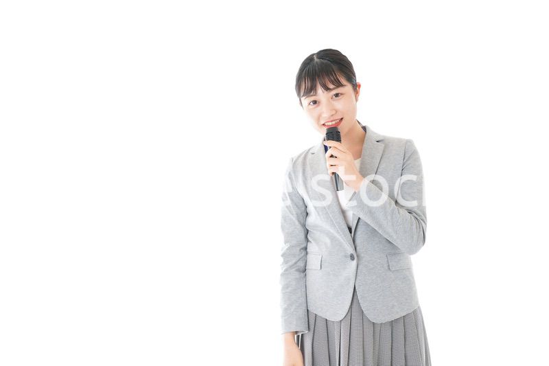 司会をする若いビジネスウーマン