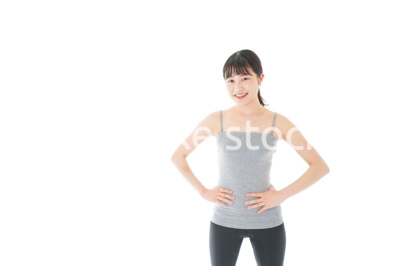 ダイエットをする若い女性