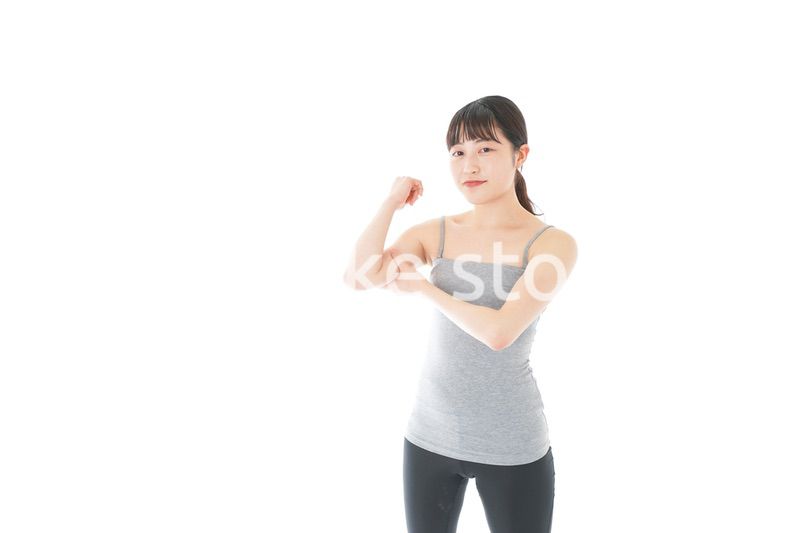 筋肉を鍛える若い女性