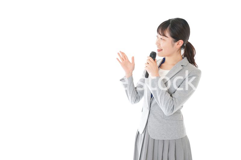 司会をする若いビジネスウーマン