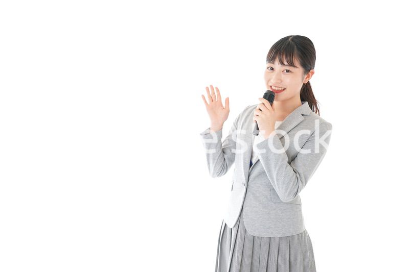 司会をする若いビジネスウーマン