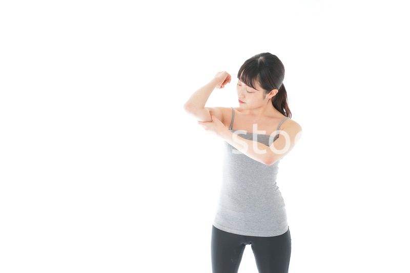 筋肉を鍛える若い女性