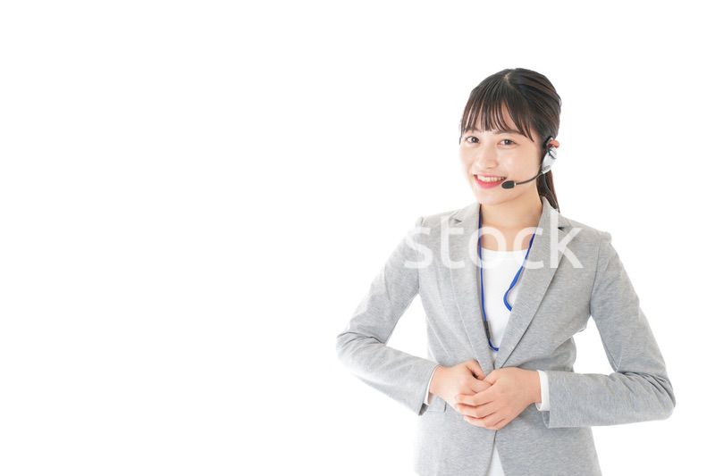 笑顔で対応をするコールセンターの女性