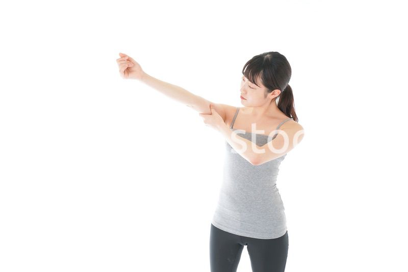 筋肉を鍛える若い女性