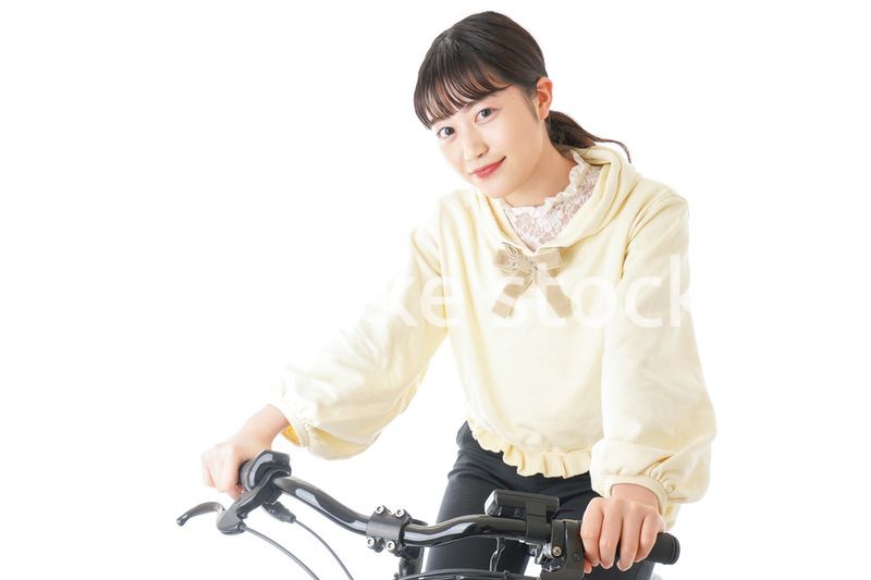 自転車に乗る若い女性