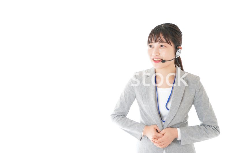 笑顔で対応をするコールセンターの女性