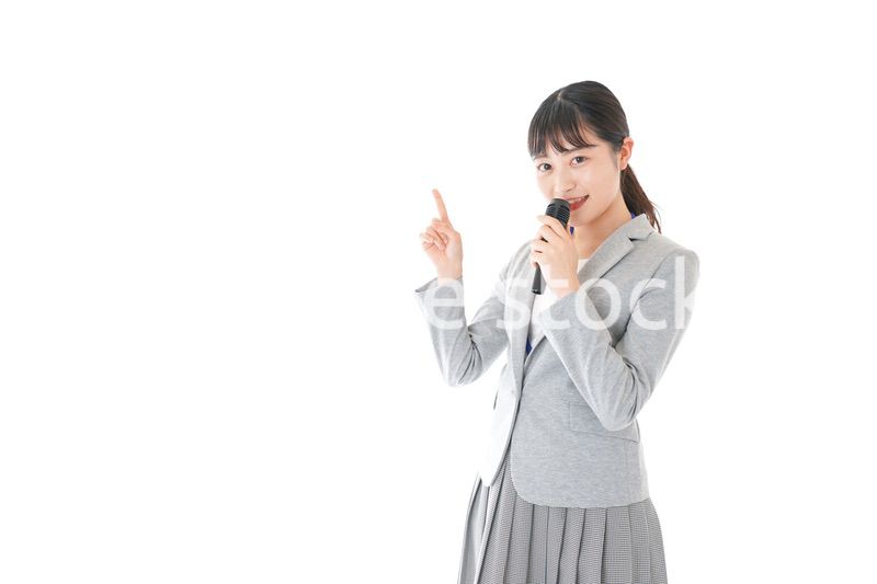 司会をする若いビジネスウーマン
