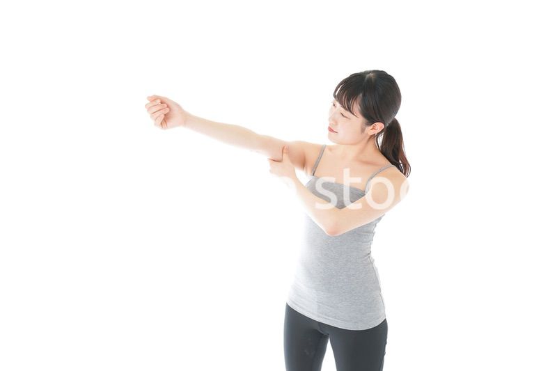 筋肉を鍛える若い女性