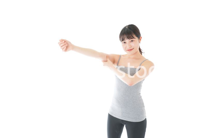 筋肉を鍛える若い女性