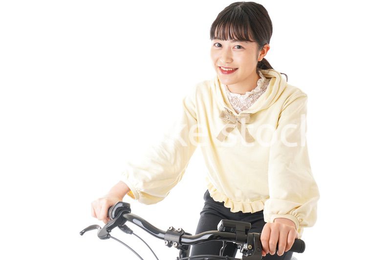 自転車を運転する若い女性