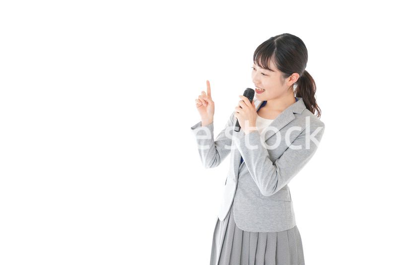 司会をする若いビジネスウーマン