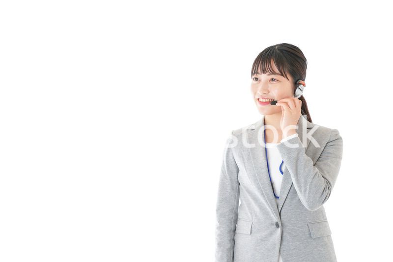 笑顔で対応をするコールセンターの女性