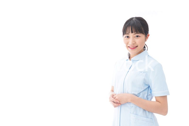 ナース服を着た若い笑顔の看護師