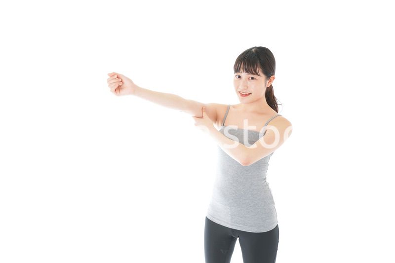 筋肉を鍛える若い女性