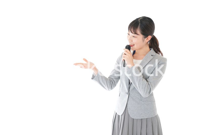 司会をする若いビジネスウーマン