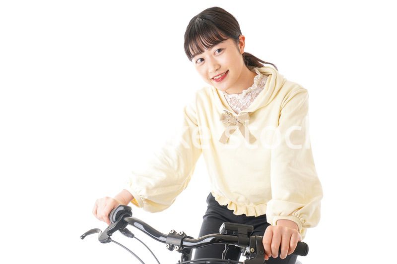 自転車を運転する若い女性
