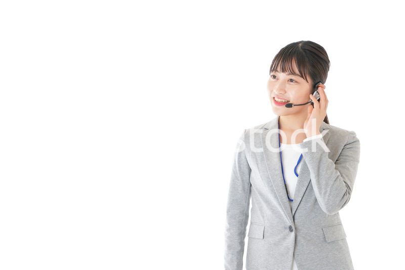 笑顔で対応をするコールセンターの女性