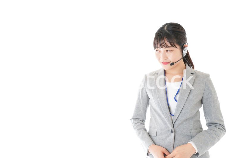 笑顔で対応をするコールセンターの女性