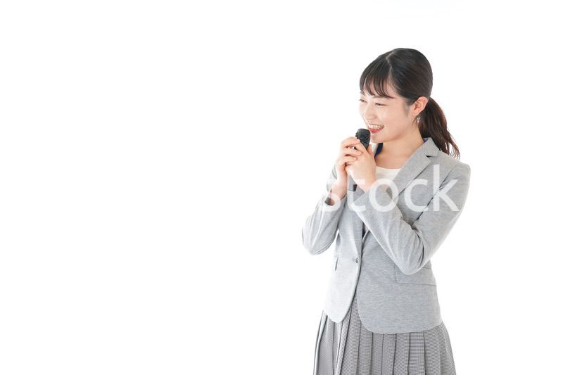 司会をする若いビジネスウーマン