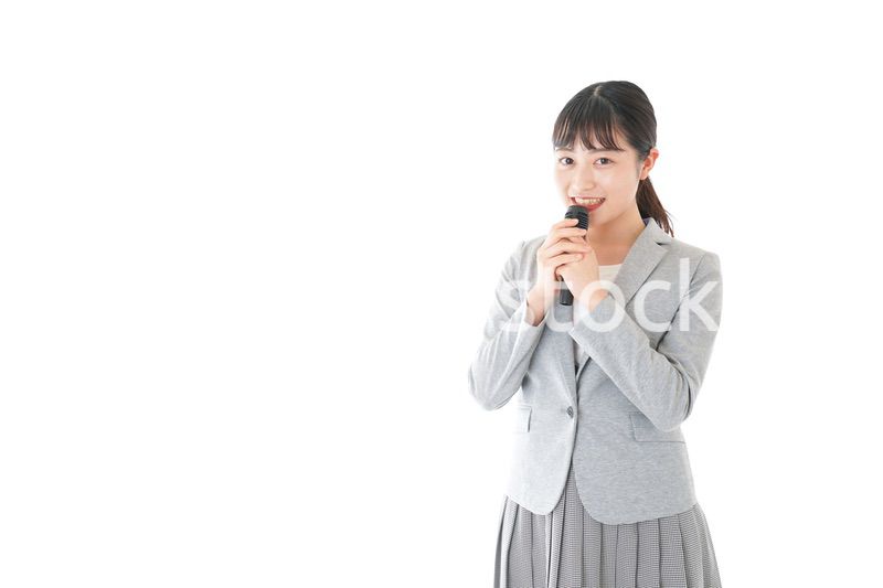 司会をする若いビジネスウーマン